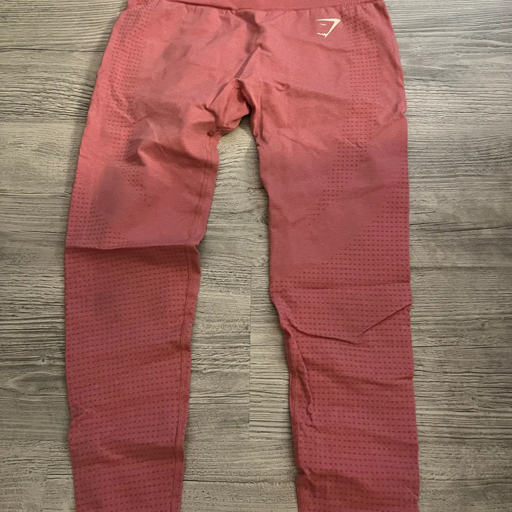 Fina rosa träningsbyxor, använd fåtal gånger.. Jeans & Byxor.