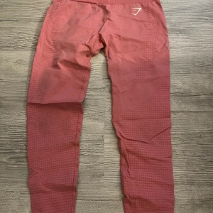 Träningsbyxor gymshark - Fina rosa träningsbyxor, använd fåtal gånger.