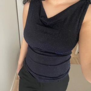 Glittrig fest-topp - Använd 1 gång. Blått glitter. Superbekväm och luftig! Perfekta festtoppen💙STORLEK XS men funkar S också! 