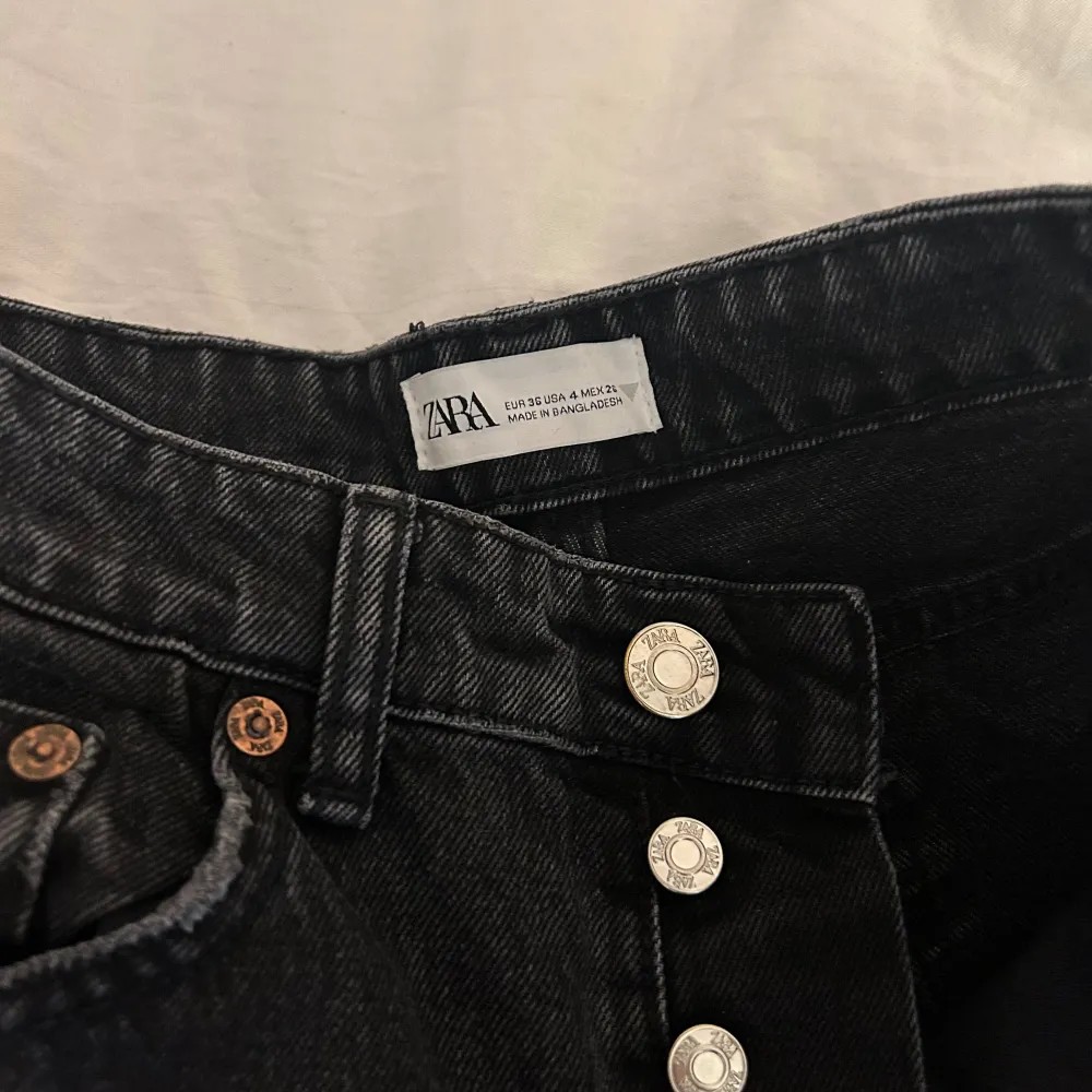 Supersnygga jeans från sara som tyvärr inte passar längre! . Jeans & Byxor.