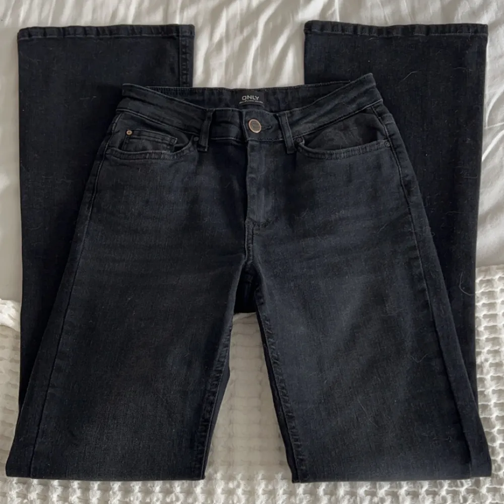 säljer dessa svarta bootcut jeans från Only!! De är använda fåtal gånger så i nyskick🙌🏻☺️Nypriset är 480kr, men jag säljer för 250kr!!🩵De är i storlek S, längd 32. Jeans & Byxor.
