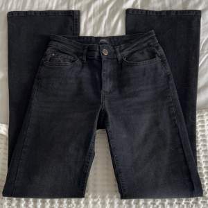 säljer dessa svarta bootcut jeans från Only!! De är använda fåtal gånger så i nyskick🙌🏻☺️Nypriset är 480kr, men jag säljer för 250kr!!🩵De är i storlek S, längd 32