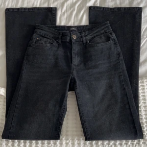 svarta bootcut jeans  - säljer dessa svarta bootcut jeans från Only!! De är använda fåtal gånger så i nyskick🙌🏻☺️Nypriset är 480kr, men jag säljer för 250kr!!🩵De är i storlek S, längd 32