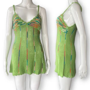 Sommarplagg - Finaste sommartoppen från Peace & Love, storlek M/40. 100% Akryl. Kameran kan inte fånga upp hur toppen har starkare grönfärg i verkligheten! Alltså är inte färgen så svag som den ser ut på bilderna. Återsittande material. Mått från axelband och ner 73cm
