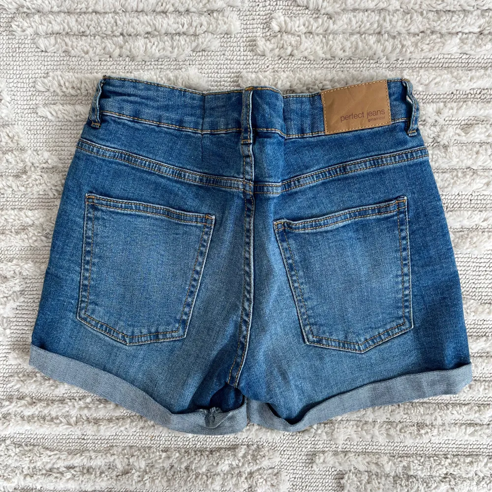 Jeansshorts från Gina tricot, insydda i midjan men går lätt att sprätta upp. Shorts.