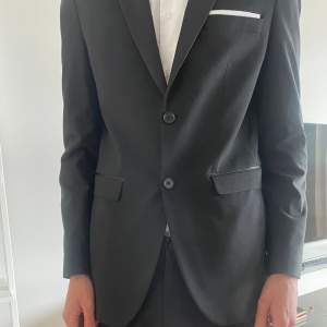 Kostym, 2 skjortor och slips. Köpte allt för 4000 men säljer för 1500. Har bara använt en gång. Kan också sälja separat och skriv ett pris. Svarta skjortan-Jack & jones  Vita skjortan-NEXT Kostym och kostymbyxan-Selected homme  Flugan-Pier one 