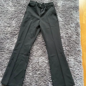 Kostymbyxor  - Hel nya och oanvända kostymbyxor med prislappen kvar!  Kostar 500kr nya  I storlek 34 men jag brukar även ha 36 så skulle säga att de passar båda! 
