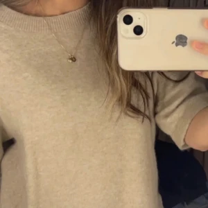 And other stories stickad tröja 🥰 - Säljer denna stickade t-shirt från and other stories. Den är i väldigt bra skick då den inte använts så mycket. Priset går att diskutera. ❤️