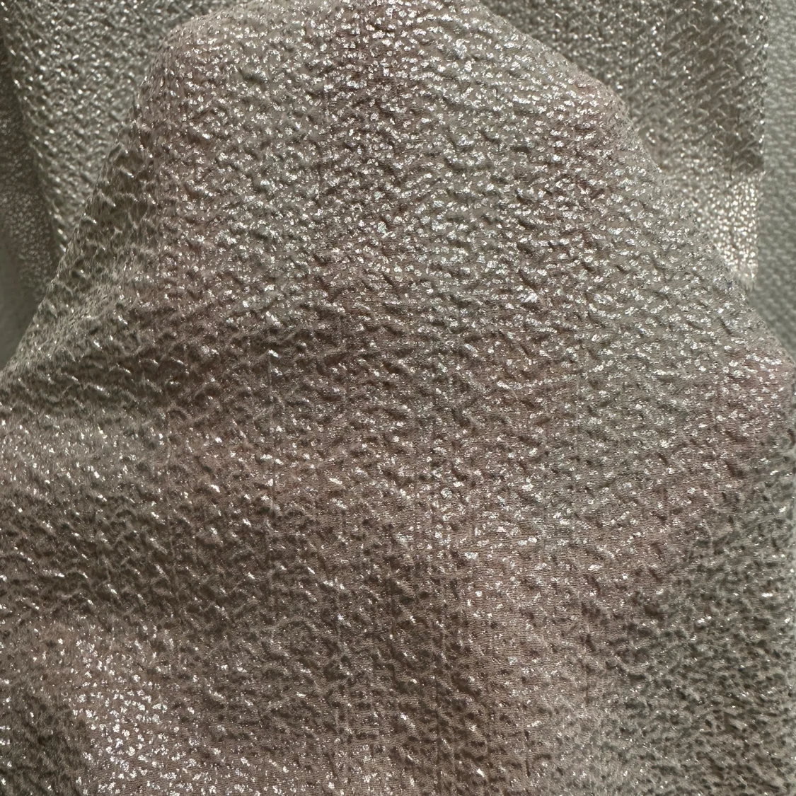 Tunn skimrande klänning från Monki - 91