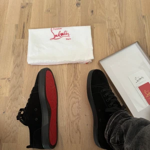 Nya Christian Louboutin skor - Det är helt nya inte använda en enda gång, säljer för att storleken inte passa mig. Storlek 45. Pris kan diskuteras