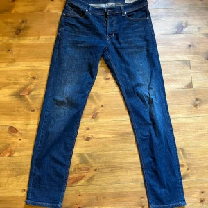 Diesel Jeans - Säljer nu min storebrors diesel industry jeansen i storlek 33 som nästan aldrig är använda och är i väldigt bra skick! Kontakta vid frågor eller fler bilder!
