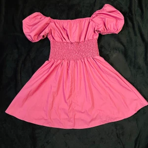 Söt rosa klänning m puffärm & vidd I Kjolen kjol Lolita Pinup Prinsessa Nyskick - Vansinnigt söt klänning med puffärmar, nedhasade singoallaaxlar, smock kring midjan och riktigt vid kjol.  Har innerkjol.  En riktig karamell till klänning. Man känner sig som en prinsessa i den!  Aldrig använd.