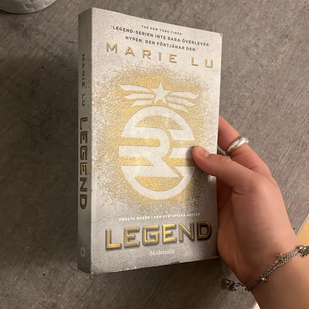 Säljer fösta boken i legend serien av marie lu 🩷 Den är pocket size och är i fint skick även om man ser att den har blivit läst :) Kan fixa paketpris vid köp av fler böcker eller plagg 🫶. Övrigt.