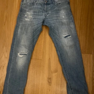 Feta jeans - Ett par nästan oanvända Jack & jones jeans i stl 31:30. Modellen är slim glem!