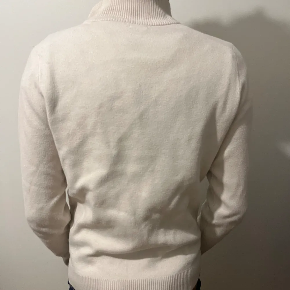 Hej säljer nu min killes jätte fina halfzip ifrån märket Massimo dutti, tröjan har mest bara legat i hans garderob alltså är den nästan i ett helt nytt skick 9/10. Han är cirka 180 och den sitter bra på han💕 Köparen står för frakt 💕🫶. Tröjor & Koftor.