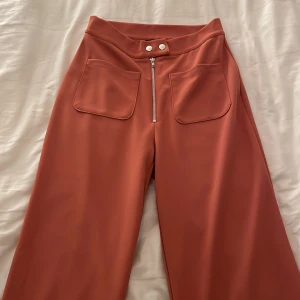 Tegelfärgad fin byxa - Jättebra skick, endast använda en gång