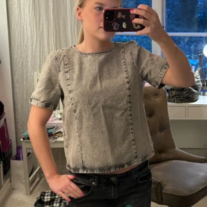 Jeanstopp - Jätte fin topp/tshirt i jeans, knappar där bak så går att ha uppknäppt