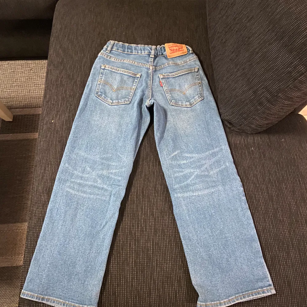 Hej,säljer nu mina Levis jeans (stay Loose). Jag köpte dessa jeans för cirka ett år sedan på NK i Göteborg. Storleken på dom här jeansen är - SIZE 10A motsvarar 140cm.. Jeans & Byxor.