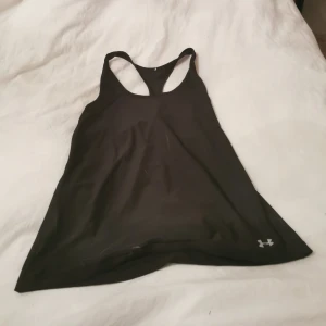 Tränings linne i märket underamor - Svart tränings linne i märket under amor Storl S Katt finns i hemmet 
