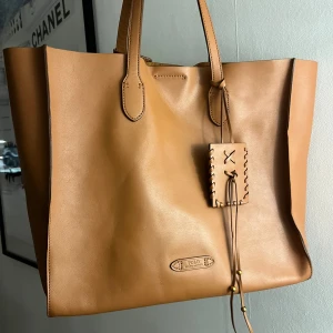 Polo Ralph Lauren väska - Ralph Lauren väska i jätte bra skick! Säljer då den inte kommer till användning längre💗 Små defekter som visas på sista bilden, men inget som syns så mycket, bara att höra av sig vid fler frågor!!💞