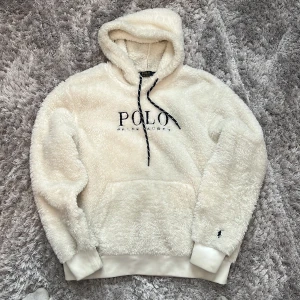 Ralph Lauren Tvär Mysig Hoodie Fleece Storlek M Vit/Beige - Dehär e utan tvekan den skönaste och mysigaste hoodien jag nånsin haft köpte den av en kompis  ✅Kan sänka pris!! ✅✅Den är så varm och anledn Till att jag säljer e för att använder den ba inte så mkt. Skickar sammadag💫