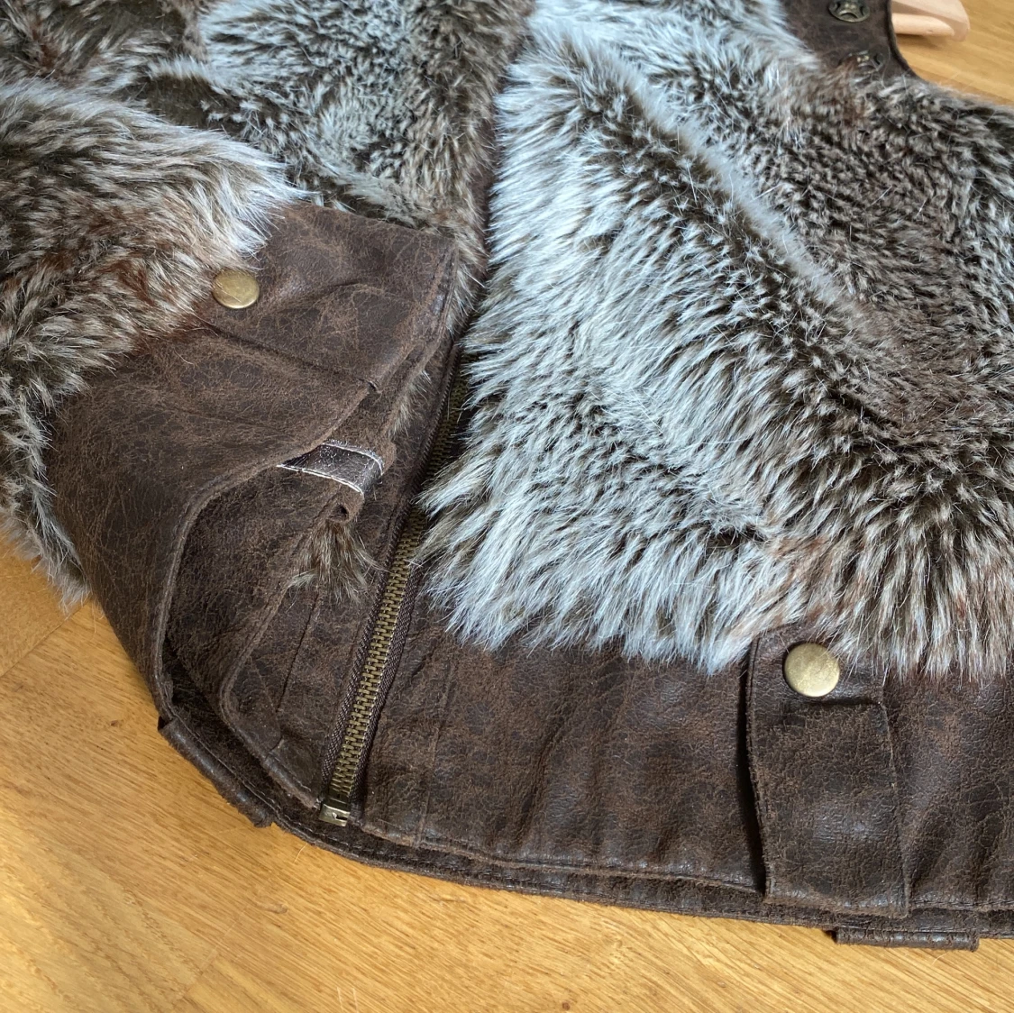 Pälsväst med läderdetaljer - 93