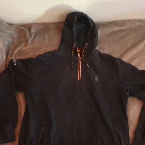 Seven Zero Future Vision Hoodie - [  !OBS! Det här kommer att ges bort inom kort om det inte köps innan det.  ]  En högkvalitativ märkeshoodie av Seven Zero Future Vision. Mycket fin och bra material. Dragkedja vid halsen och på fickorna.