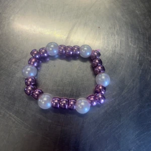 Armband - Den är lite streching men om ni undrar om storlek så skriv privat så kan jag försöka ta reda på det!