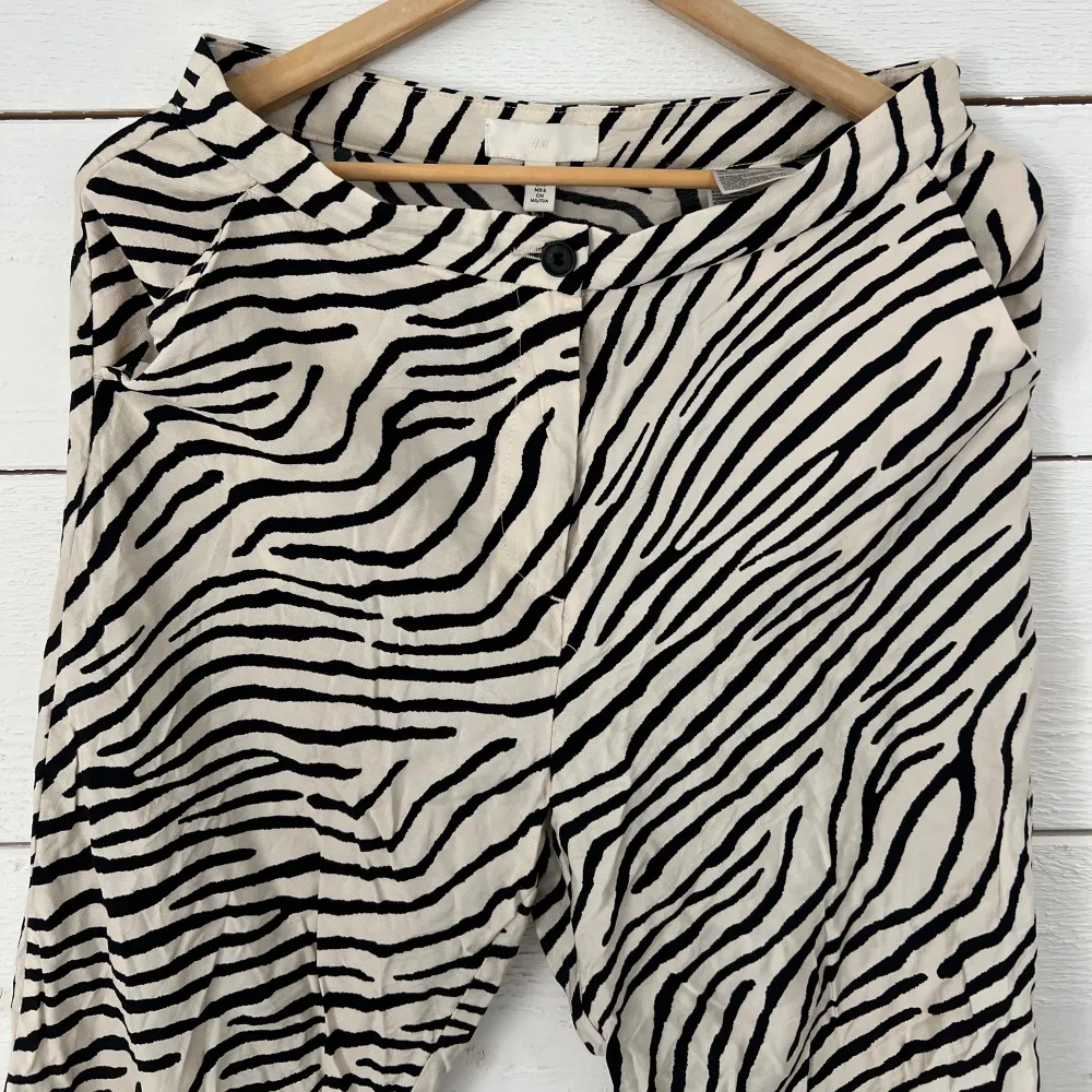 Supercoola zebra byxor från hm i storlek 28, helt slutsålda på hm!  Superbra skick, kommer ej till användning Vid snabb affär går priset att diskutera!. Jeans & Byxor.