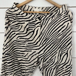Zebrabyxor från hm - Supercoola zebra byxor från hm i storlek 28, helt slutsålda på hm!  Superbra skick, kommer ej till användning Vid snabb affär går priset att diskutera!