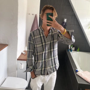 Flanellskjorta från Our Legacy. strl M - Säljer min fina skjorta från our legacy då den tyvärr blivit för liten. Skjortan är i perfekt skick och det finns inga skavanker. Nypris på denna ligger på ca 2800kr.