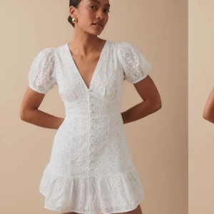 Studentklänning - Säljer denna slutsålda studentklänningen  från Gina, superfin men jag har hittat en annan som jag ska ha. Den har lappar kvar på sig och kvitto finns kvar, endast testad!!🥰bara att skriva för fler bilder. 