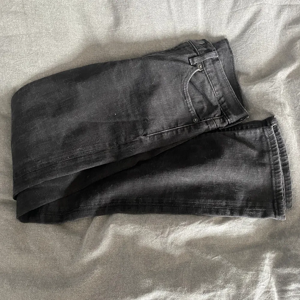 Ett par feta svarta Levi’s jeans i bra skick. Perfekta för en fet sommar  outfit. Nypris 1100kr. Mitt pris 299kr. Hör gärna av dig vid minsta fundering!. Jeans & Byxor.