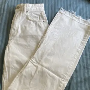 Vita jeans från Ginatricot i strl 34. Använda 1-2 gånger, och är som nya.