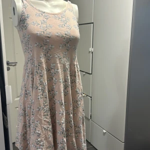 Sommarklänning - Jättegullig sommarklänning, står stl 160 men skulle säga att de är en xs. För liten för mig tyvärr