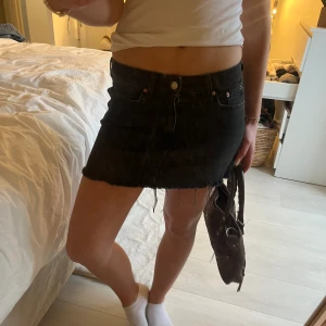 jeanskjol - supersöt zara jeanskjol i svart, nyskick🥰