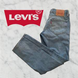 Tja! Säljer dessa Levi strauss & co jeans, hör av er för fler frågor. Storlek 32 sitter straight fit 