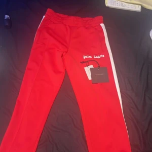 Palm angels byxor - Mina byxor som var små på mig.   Fick en i min storlek skickad till mig där jag fick behålla den I storlek S så jag väljer att tjäna pengar istället 