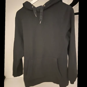 Svart hoodie  - Svart hoodie i storlek s 