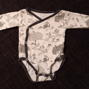 Bambubody strl. 56 - Mjuk body i 70 % bambu i storlek 56. I fint begagnat skick, inga hål eller fläckar men något tvättluddig. Unisex   Tvättad i parfymfritt tvättmedel och utan sköljmedel. 
