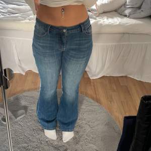 Low waist bootcut jeans från madlady, väldigt sköna och sitter väldigt bra, storlek 36 och är längden regular, köpte för ca 650 kr, skriv gärna för frågor osv, priset kan diskuteras!💞
