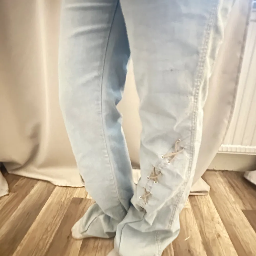 As snygga jeans med laceing på benen, det är lågmidjade.😊. Jeans & Byxor.