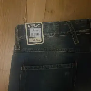 Säljer ett par helt nya replay anbass jeans. W33 L32. Köptes för 1499kr. 