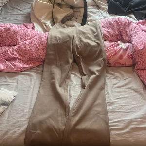 Ljus bruna byxor - För långa likadana byxor som dom svarta 