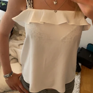 Vit blus  - Vit blus som använts fåtal gånger 💞