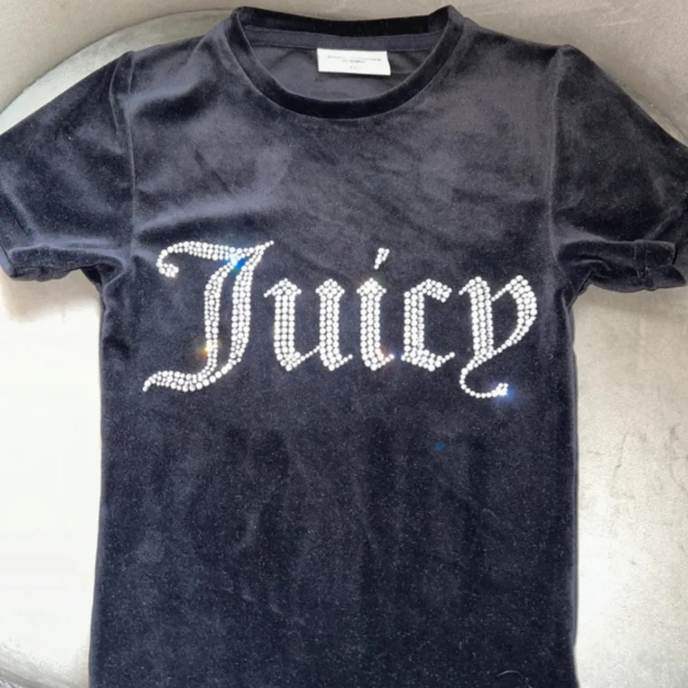 Snygg Juicy Coutoure topp som är ny i storlek XXS. Sammets material.. T-shirts.