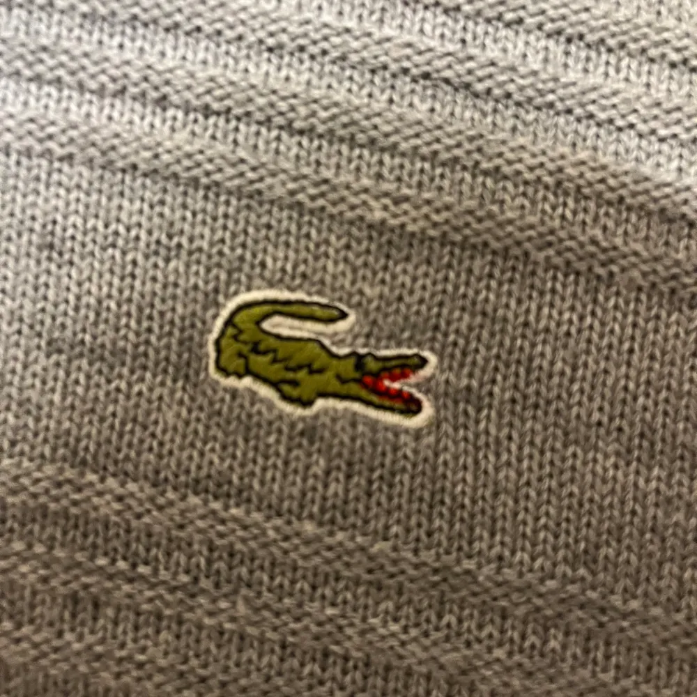 Stickad lacoste tröja, säkert äkta hur gammal som helst.. Stickat.