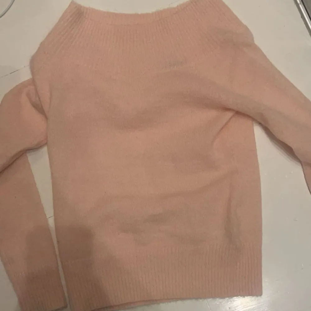 Stickad off shoulder tröja i rosa färg 💗  Märke: crocker . Stickat.