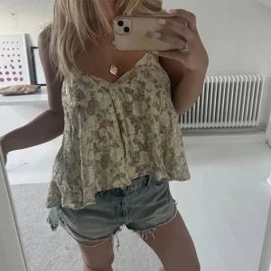 Världens snyggaste topp! - Superfin och eftertraktad zara topp! Storlek M, vill kolla intresse skriv va ni hade tänkt kunna köpa för!