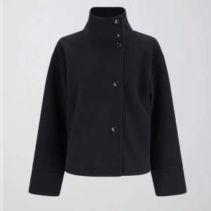 Mörkblå kappa från Gina i storlek XS, köpt i höstas men används inte💞Köpare står för frakt! Kontakta för fler frågor eller bilder🙌🏼